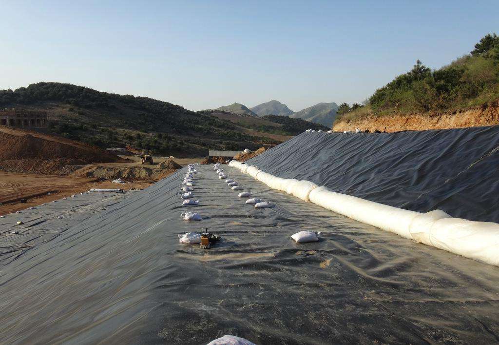 防止垃圾填埋场出现水平渗漏的根本办法是？
