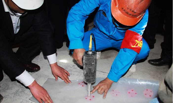 施工人员焊接防水板和热熔垫片的主要工具是什么？